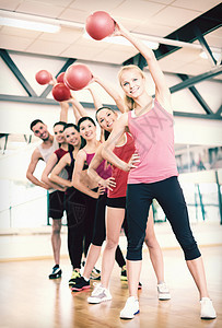 一群微笑着的人与球一起工作训练男人运动班级重量运动装护理团队平衡力量图片