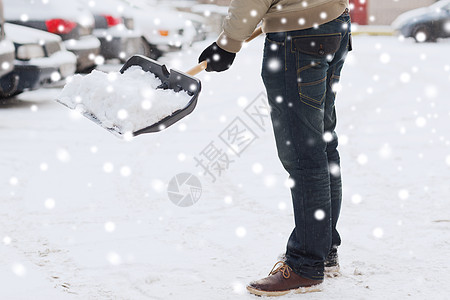 人在汽车附近用铲子挖雪打扫车辆运输天气工人季节工具男性车道司机图片