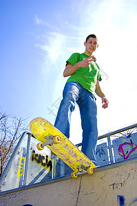 体育概念形象蓝色伙计危险风险滑板牛仔裤男人青年男生公园车轮高清图片素材