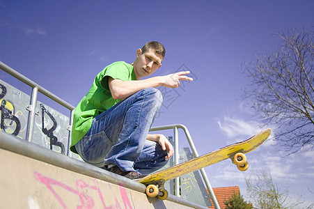 体育概念形象公园乐趣青年木板运动男生滑板车轮风险青春期孩子高清图片素材
