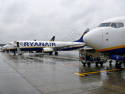 英国斯坦斯特德机场的Ryanair飞机图片