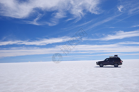 在uyuni的吉普车高原沙漠六边形太阳天空旅行白色世界水平地平线图片