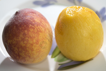 田间新鲜桃子白色农业水果绿色收成橙子饮食市场食物黄色图片