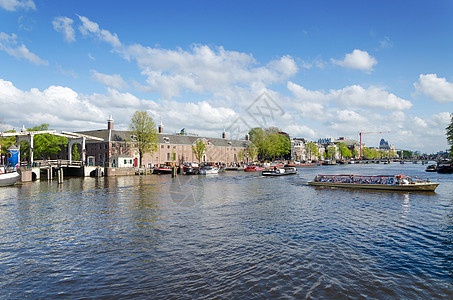 阿姆斯特丹阿姆斯特尔河上的旅游船图片