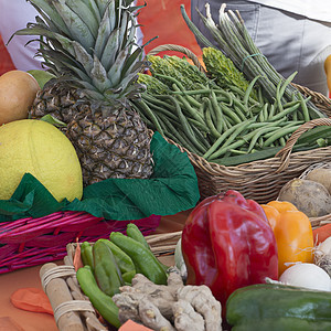 太阳下水果和蔬菜的篮子黄瓜木瓜收成果汁市场菠萝胡椒西瓜活力土豆图片