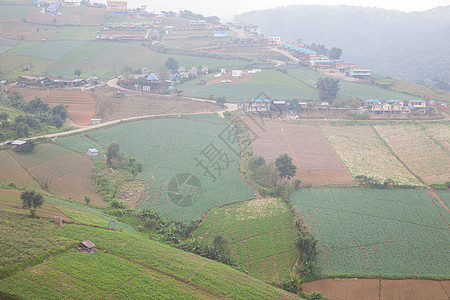 山区的农业用地建筑场地种植园天空旅行土地农村村庄森林草地图片