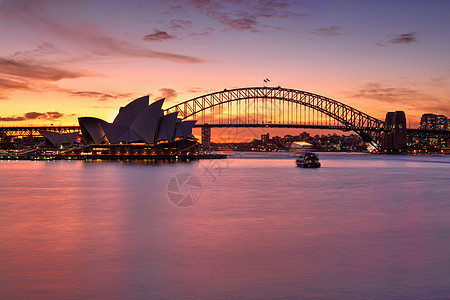 悉尼港上空显眼的日落图片