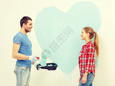 一对在墙上画着大心的情侣画笔手套绘画女士公寓刷子蓝色男人画家夫妻图片