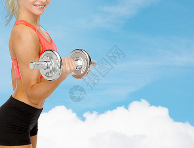 拿着重钢哑铃的运动型女人的特写力量手臂运动肌肉天空健身房蓝色减肥重量女孩图片