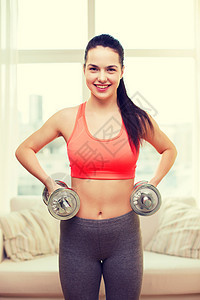 带着哑铃微笑的女孩运动拉丁权重重量女性减肥训练房间抽水肌肉力量图片