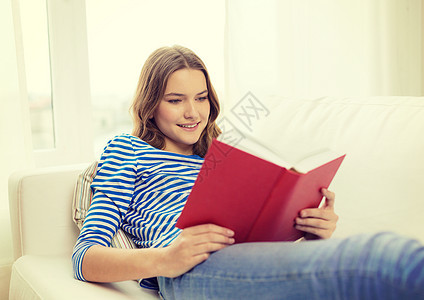 带着微笑的少女女孩在沙发上读书大学幸福页数教育卧室知识青少年图书馆叶子长椅图片