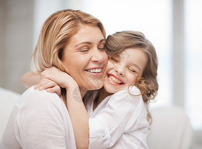 母亲和女儿童年成人拥抱女性孩子们孩子妈妈们家庭青春期微笑图片