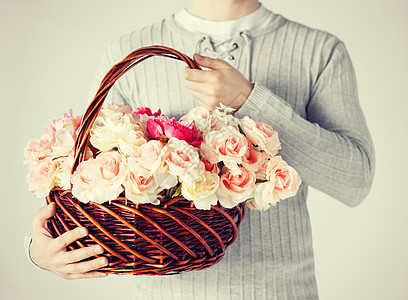 男人拿着一篮子的鲜花男朋友纪念日送货园艺服务妈妈们玫瑰礼物园丁生日图片