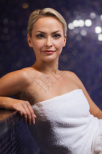 坐在浴巾上的年轻美丽的女士们奢华保健微笑治疗女性女孩闲暇卫生身体房间图片