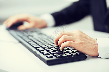 在键盘上打字数数老板金融男人教育网络学习电脑博客办公室图片