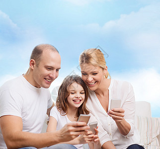 拥有智能手机的幸福家庭蓝色女士互联网电话男人女孩母亲快乐父亲青少年图片