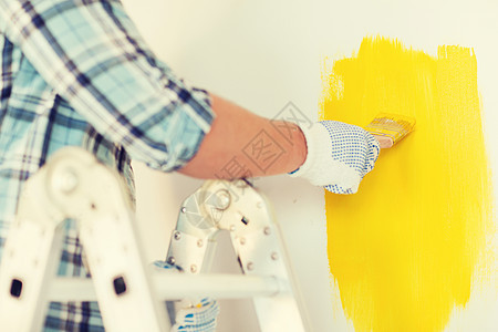 戴着油漆刷手套的男性近身穿手套画家刷子住宅改造画笔房子维修装潢房间工具图片