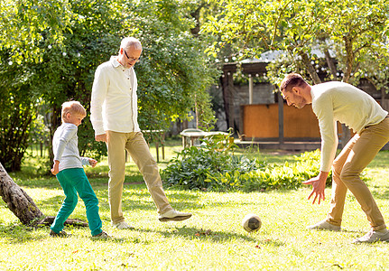 厦门老院子快乐的家庭在户外踢足球花园祖父母父母亲戚们闲暇男生游戏幸福男人童年背景