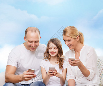 拥有智能手机的幸福家庭青春期快乐女士女儿电话父母细胞女孩青少年孩子图片