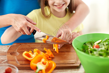 在厨房做晚饭时 幸福的一家人桌子孩子女性食物蔬菜童年木板女儿父母母亲图片