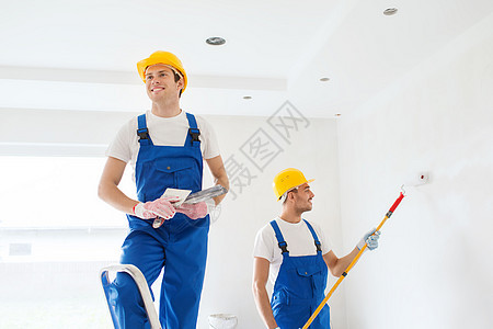 室内装配工具的建筑工组群财产修理工工作服涂层男性装修承包商专业人员同事安全帽图片