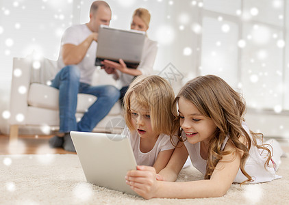 拥有平板电脑的幸福家庭父母工具闲暇笔记本女儿们娱乐父亲互联网房间母亲图片