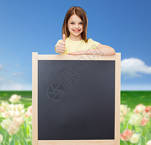 带着空白黑板的快乐小女孩女孩知识小学生花朵广告女学生孩子学校广告牌青春期图片
