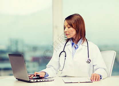 拥有膝上型计算机和剪贴板的忙医保健医生邮件工人技术学生卫生医院网络药品图片