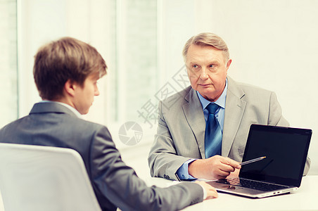 带膝上型计算机的老年男子和青年男子公司电脑图表老板伙伴会议团队技术男人合伙图片