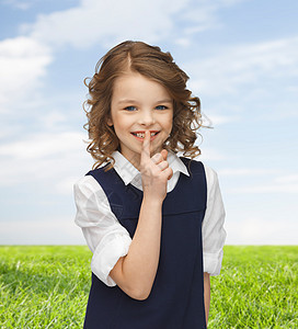 快乐的姑娘们举着安静的手势幼儿园天空秘密阴谋青春期孩子蓝色微笑青少年女孩图片