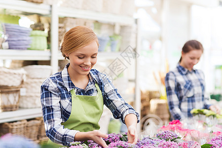 在温室里照顾花朵的快乐妇女幼苗农业女性花园女士工作花店女孩店铺园丁图片