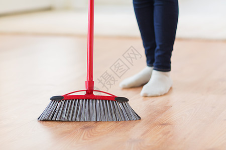 紧紧的女士腿上 用扫帚扫地板女孩主妇卫生房间工人家庭女性拖把地面灰尘图片