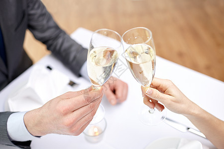一对夫妇在餐厅 喝香槟的杯子夫妻饮料酒精男人女士干杯庆典女朋友妻子生日图片