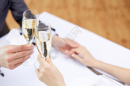 一对夫妇在餐厅 喝香槟的杯子丈夫男人饮料顾客男朋友纪念日酒精生日女朋友恋人图片