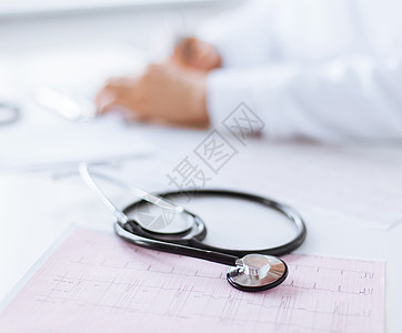 男性医生手和心心动图护理人员心脏病波形频率医师家庭生活诊断保健援助图片
