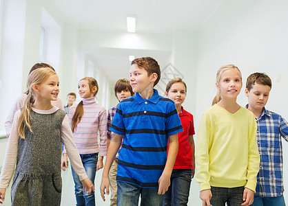一群微笑着的学校儿童在走廊中走来走去青少年同学小学生女学生生活童年孩子们青春期朋友们团体图片