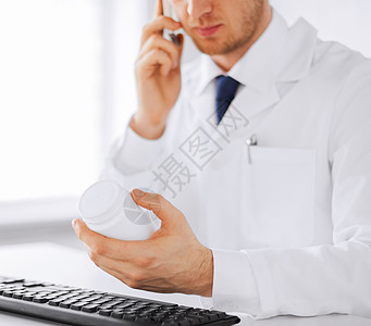 有胶囊的男男性医生医师处方文书电话写作医疗保险药片男人维生素食谱图片