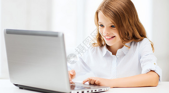学校有手提笔记本电脑的女孩学习孩子童年青春期互联网家庭作业上网技术青少年玩家图片