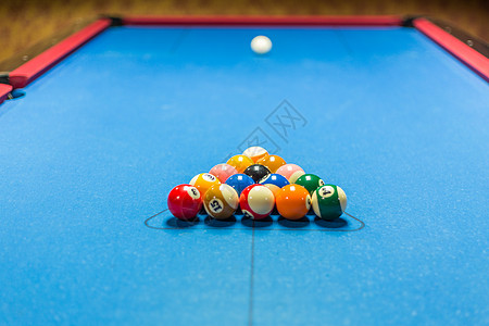 球盘在桌球桌上闲暇大厅团体乐趣蓝色数字游戏桌子台球爱好图片