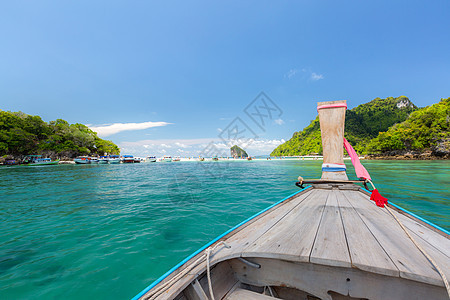 热带海滩和船只蓝色天空尾巴支撑岩石天堂沿海假期海岸悬崖图片