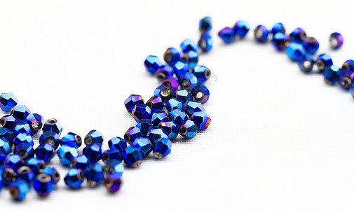 玻璃珠宏观奢华玻璃宝石钻孔蓝色珠宝水晶白色首饰图片