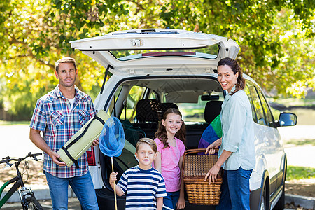 幸福的一家人准备上路旅行闲暇汽车农村父亲停车场母亲郊游环境家庭团结图片
