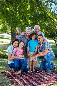 大家庭在公园里笑着微笑混血快乐祖母享受老年祖父儿子女孩家庭父亲图片