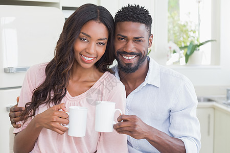 一起喝咖啡的情侣快乐家庭生活时间房子女士感情热饮微笑男人休闲厨房图片