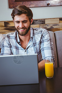 从事计算机工作的青年男子笔记本男性餐厅技术咖啡店食品行业食堂电脑咖啡馆图片