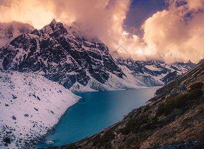 喜马拉雅山日落和湖泊的全景图片