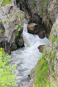 高加索山脉的河流溪流荒野风景高度瀑布爬坡流动图片