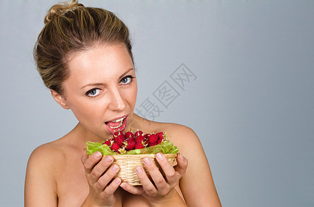 持有草莓的妇女甜点女士女孩浆果工作室健康食物覆盆子水果成人图片
