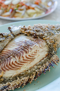 烤鱼白色食物盘子美食烧烤黑色鱼片午餐棕色海鲜图片