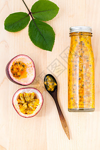 瓶中新鲜的激情水果和果汁 以健康和再生保健热带热情卫生液体情调玻璃叶子异国食物图片
